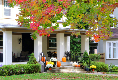 Beautiful home exterior, fall leaves and decor – How to sell an investment property